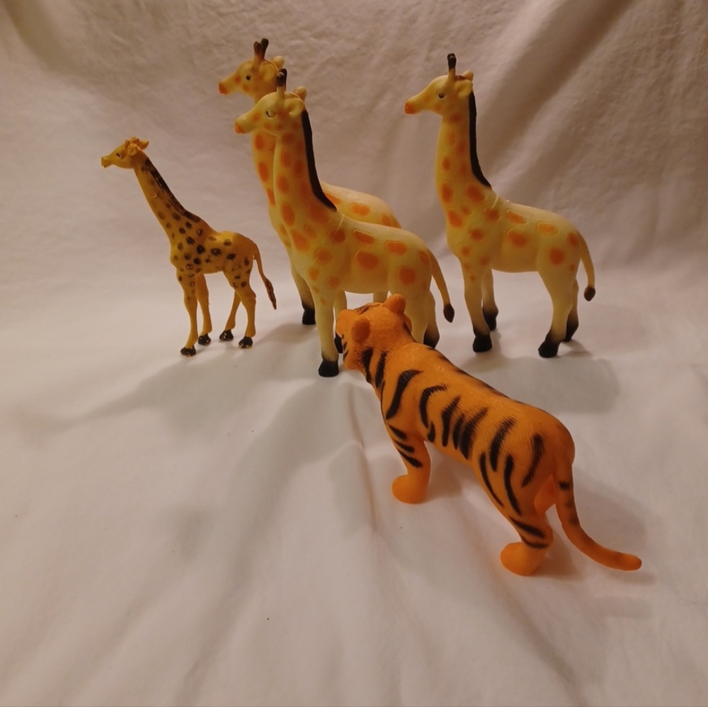 Lot of 5 ANKYO Educational Toys Wildlife Animals: 1 Tiger & 4 Giraffes 6" to 7"